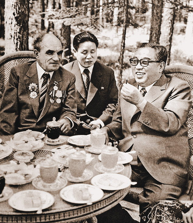 Яков Новиченко (слева) во время визита к Ким Ир Сену (справа) 15 августа 1984 года.